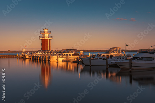 Bootshafen mit Leuchtturm in Plau am See in der Mecklenburgischen Seenplatte © Klaus Heidemann