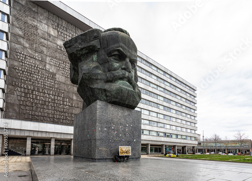 Foto Giant bust of Karl Marx with panel on house wall, Chemnitz Germany