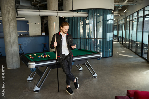 Canvas Print Handsome man enjoying free time in gaming area