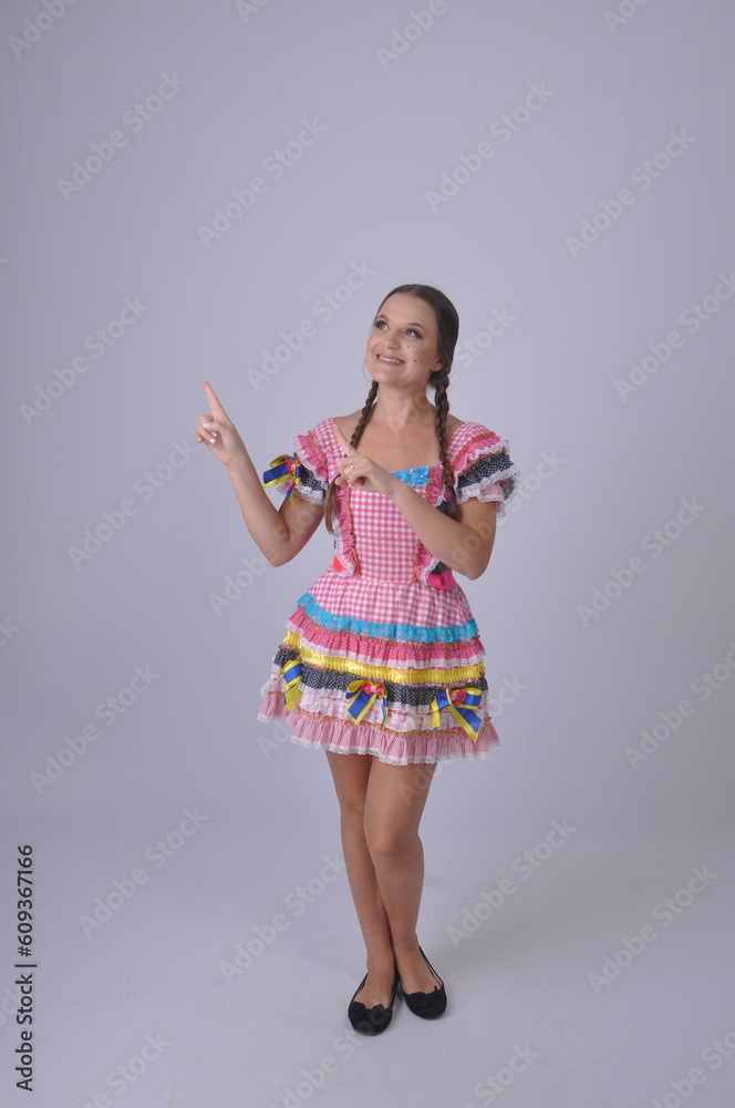 mulher sorridente com vestido de festa junina, festa de são joão mulher sorridente com vestido de festa junina, festa de são joão