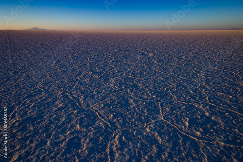 Terreno di sale arido al tramonto sul deserto Salar de Uyuni Bolivia