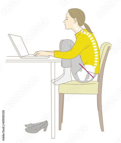 体育座りでデスクワーク をする猫背の女性