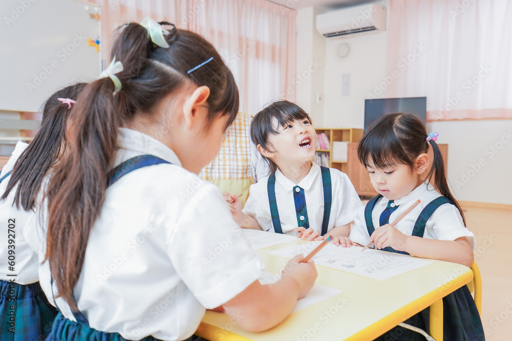 Obraz premium 幼稚園で勉強をする子どもたち