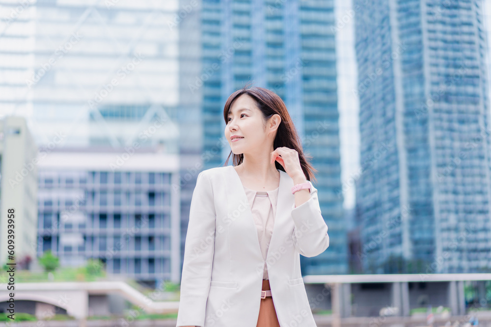 外回りをするビジネスウーマン