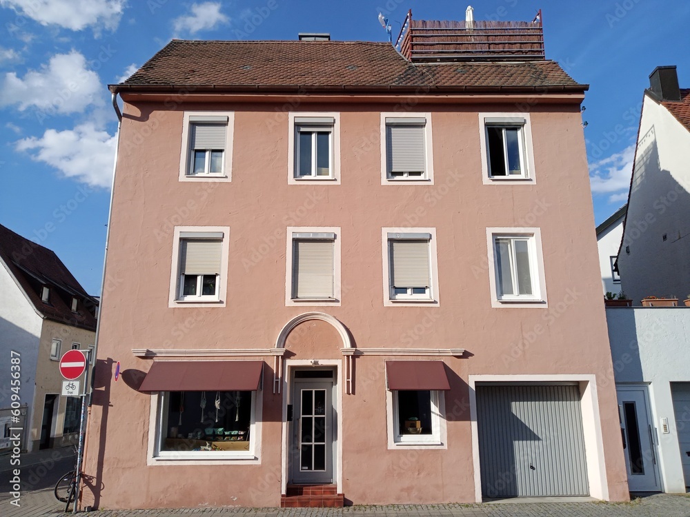 Obraz premium Ingolstadt an der Donau, Bayern, Deutschland, Anfang Juni 2023, Sonne