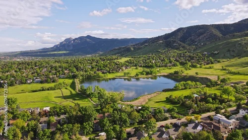With a breathtaking view of Wonderland Lake in Boulder, Colorado, the drone elegantly glides from left to right, capturing the picturesque scenery. 
