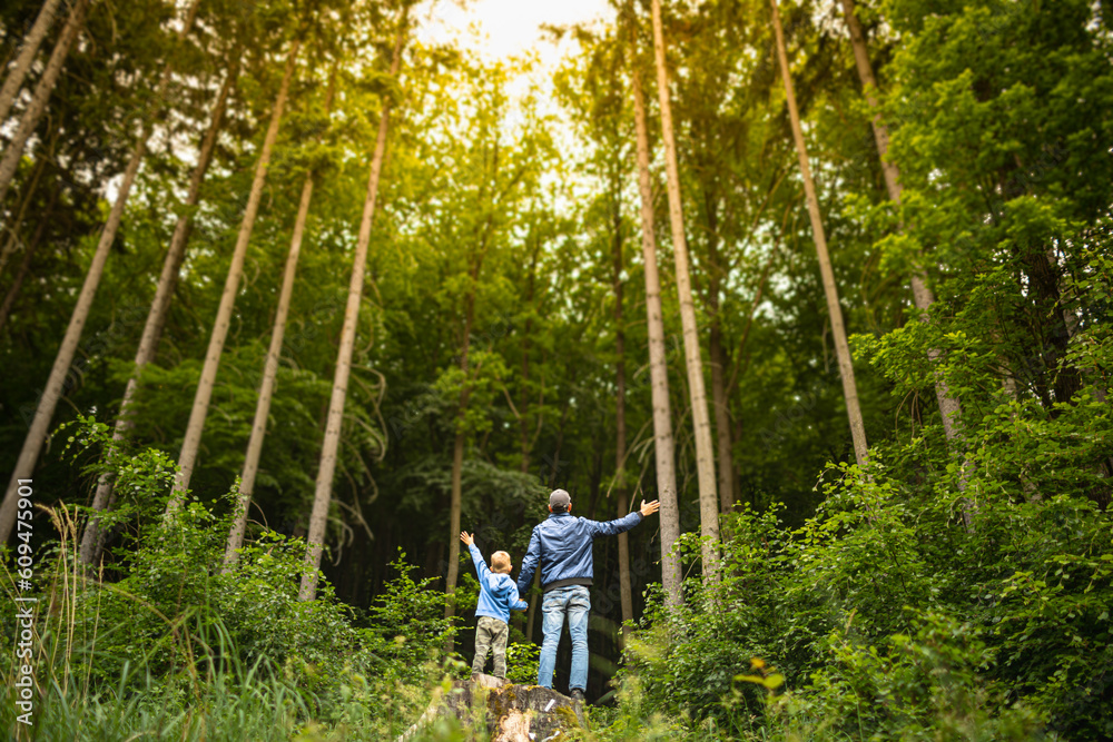 Obraz premium Father son enjoying nature outdoors forest adventure 