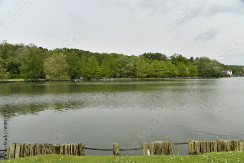 Berge érodée le long de l'eau dans un paysage bucolique au lac de Genval  photo