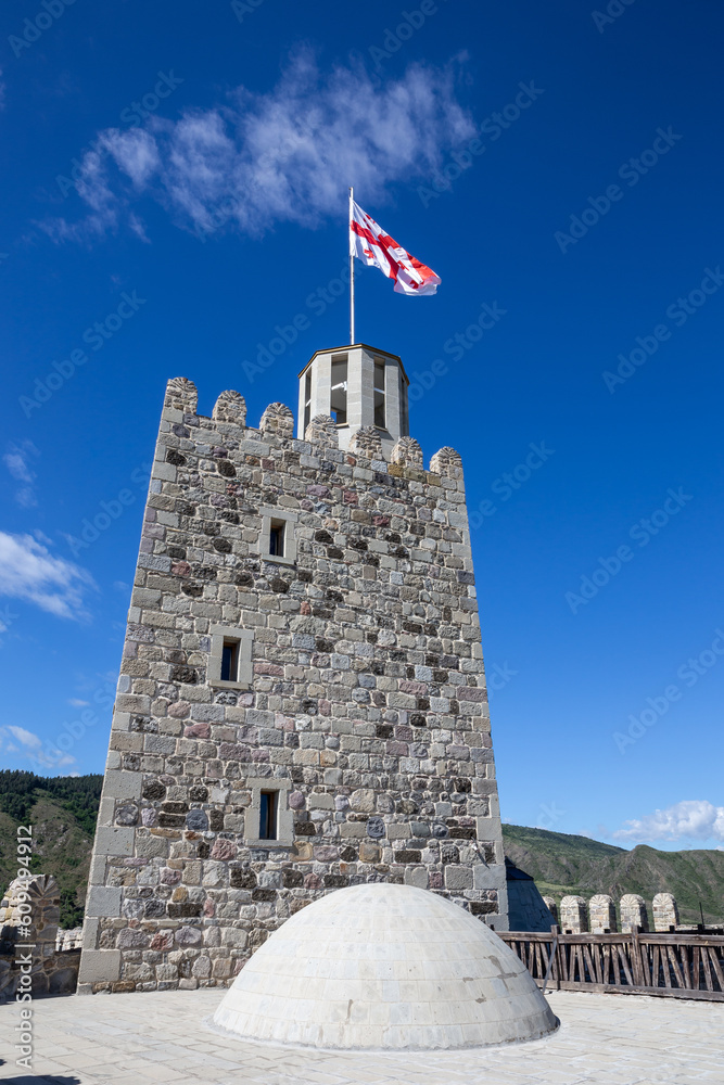 Φωτογραφία Watchtower of Akhaltsikhe (Rabati) Castle in Upper Citadel, medieval fortress in Akhaltsikhe with Georgian national flag on top, Georgia, with clear blue sky in the background