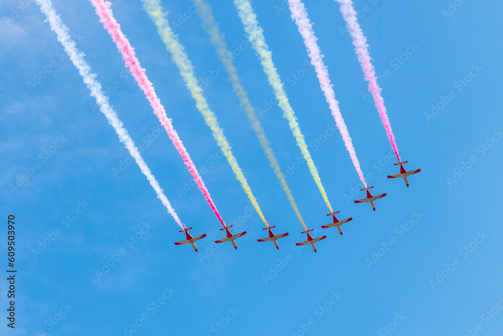 Aviones haciendo acrobacias aéreas en el cielo y dibujando la bandera de España