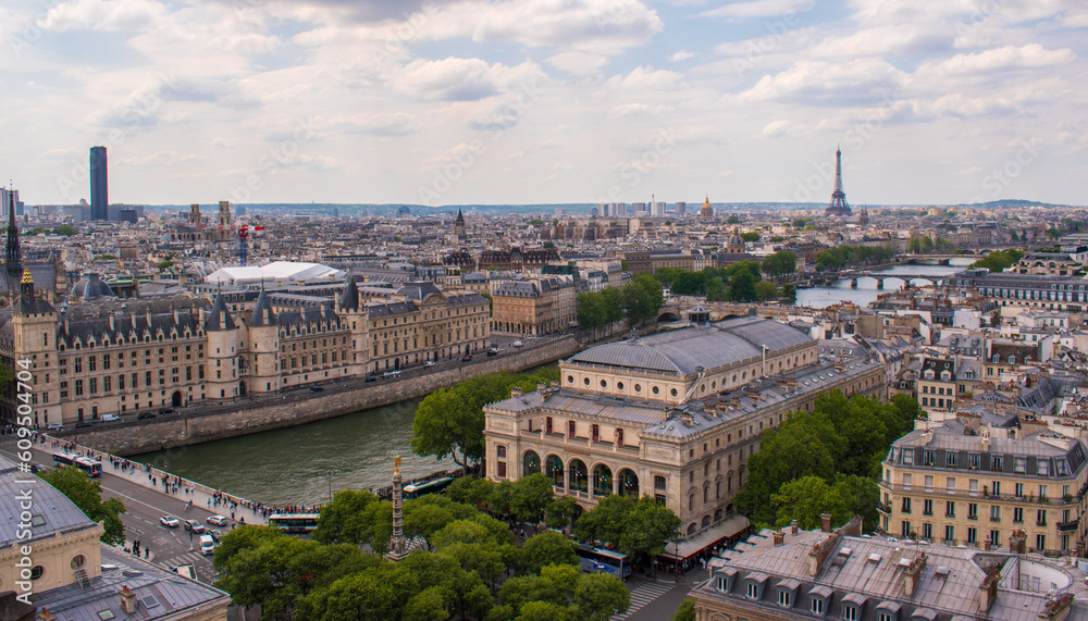 Vue aérienne de la Seine et de la Conciergerie, ancien palais de justice et prison, Paris, France