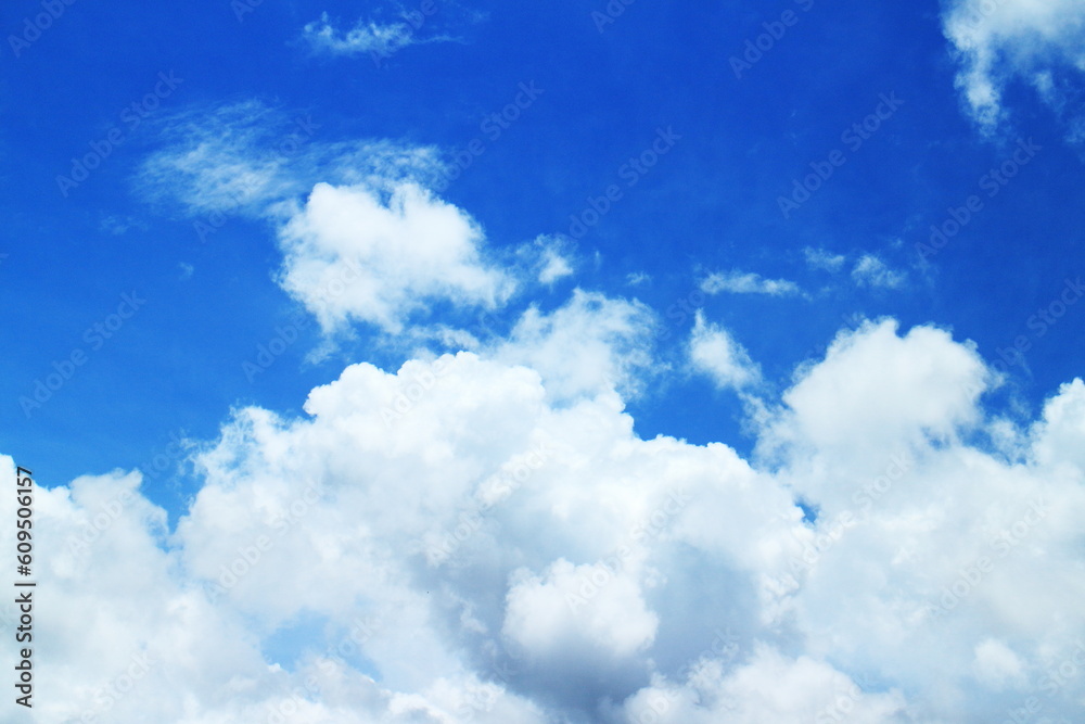 青い空に広がる美しい白い雲