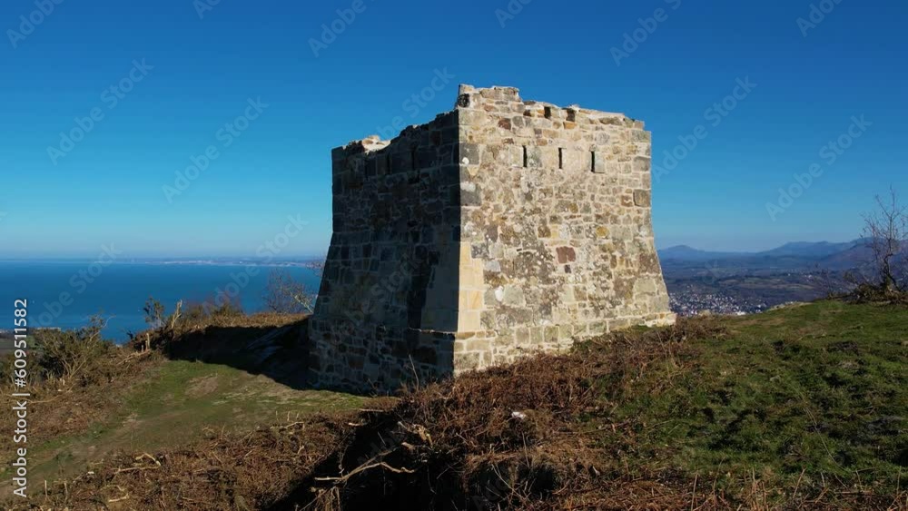 Monte Jaizkibel Torreon de Erramuz ( V). Elevación frente a la torre con vista a Hondarribia y bahía de Txingudi Monte Jaizkibel Torreon de Erramuz ( V). Elevación frente a la torre con vista a Hondarribia y bahía de Txingudi