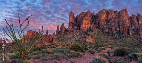 Bild auf Leinwand Lost Dutchman State Park - Superstition Mountains at Sunset