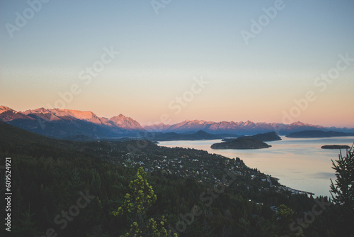 Vista panorámica desde mirador escondido en Patagonia Argentina © Vernica