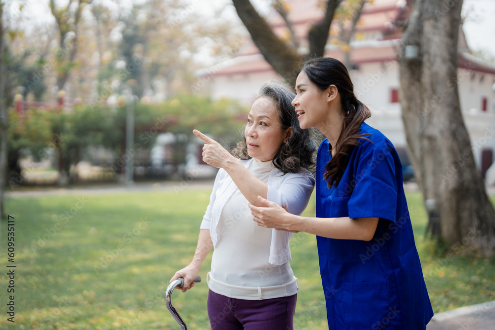 Patient care, female care, young Asian women are taking care of the elderly, providing crutches and walking for patients, and exercising their legs and knees in the park parks. Patient care, female care, young Asian women are taking care of the elderly, providing crutches and walking for patients, and exercising their legs and knees in the park parks.