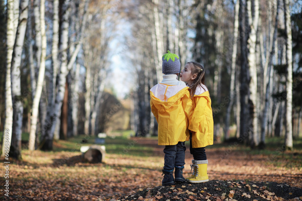 Fototapeta premium Children walk in the autumn park