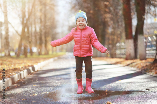 Children walk in the autumn park © alexkich