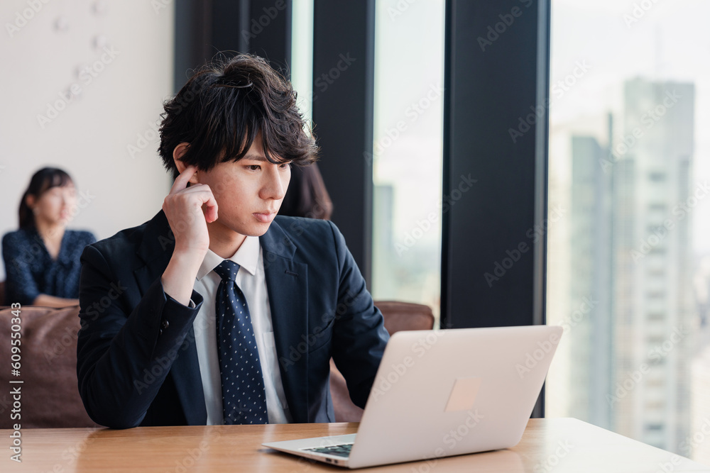 オフィスで笑顔で働くビジネスマン オフィスで笑顔で働くビジネスマン