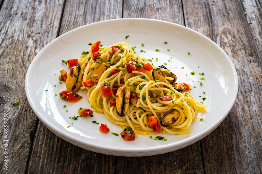 Spaghetti with mussels on wooden table
Spaghetti with mussels on wooden table