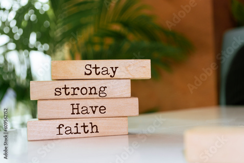 Tableau sur toile Wooden blocks with words 'Stay strong, have faith'.