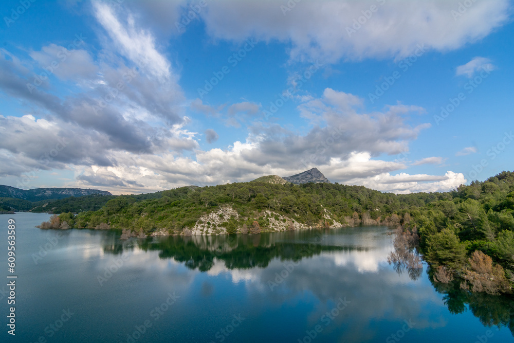 Lac de Bimont et montagne Sainte-Victoire en Provence