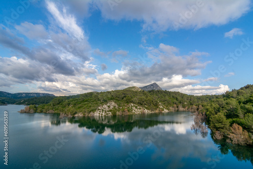 Lac de Bimont et montagne Sainte-Victoire en Provence