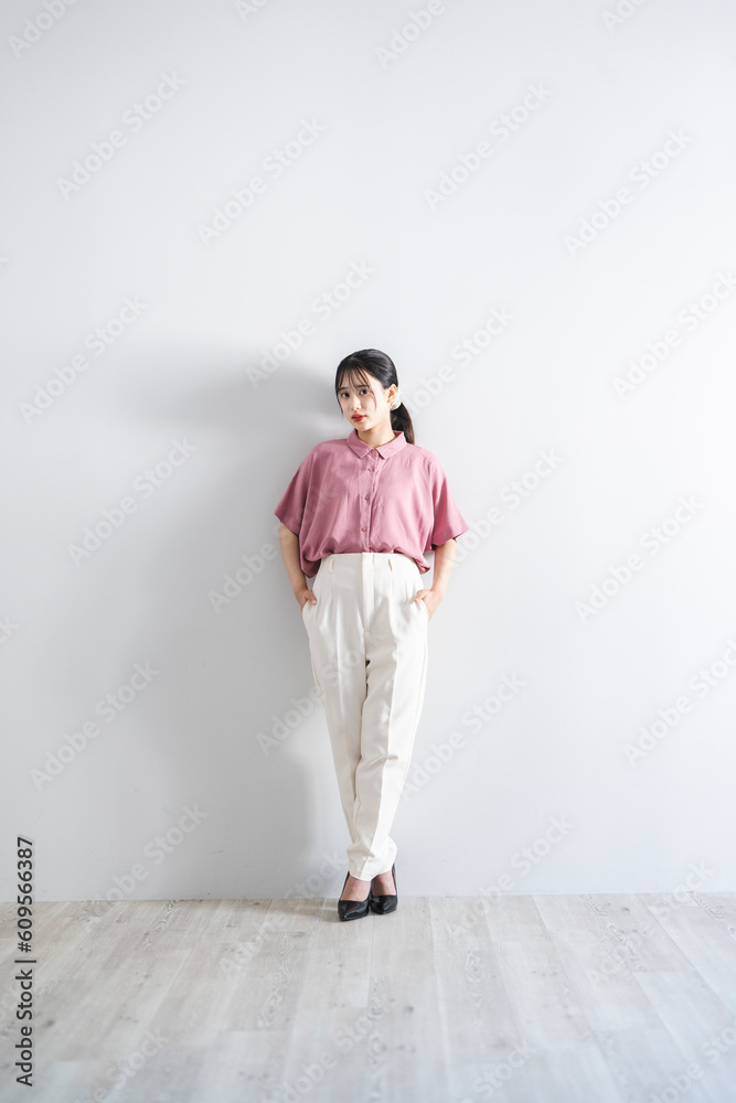 爽やかな若い女性 爽やかな若い女性