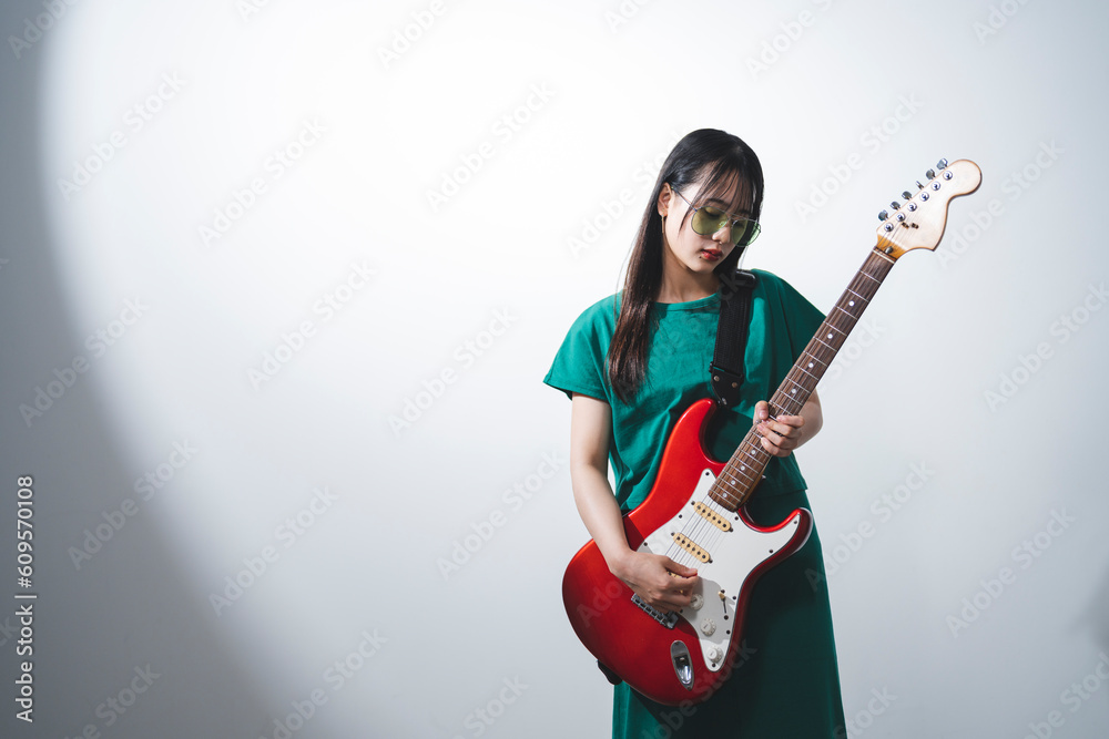 若い女性ギタリスト 若い女性ギタリスト