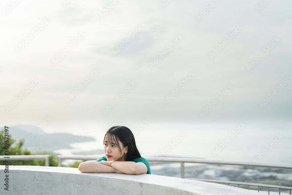 夕陽の空と若い女性