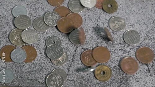 テーブルに投げ出される硬貨　物価高イメージ