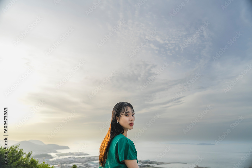 夕陽の空と若い女性 夕陽の空と若い女性