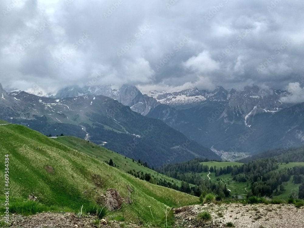 Bewölkte Alpenlandschaft