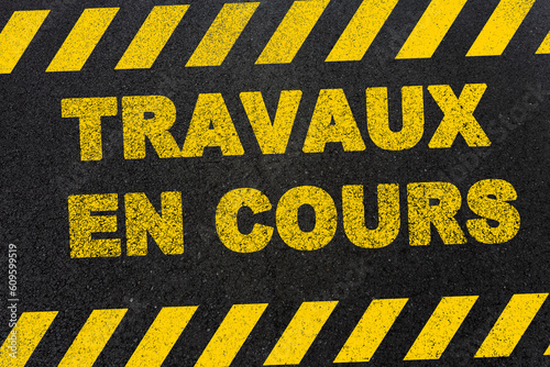 travaux en cours, marquage sur asphalte 