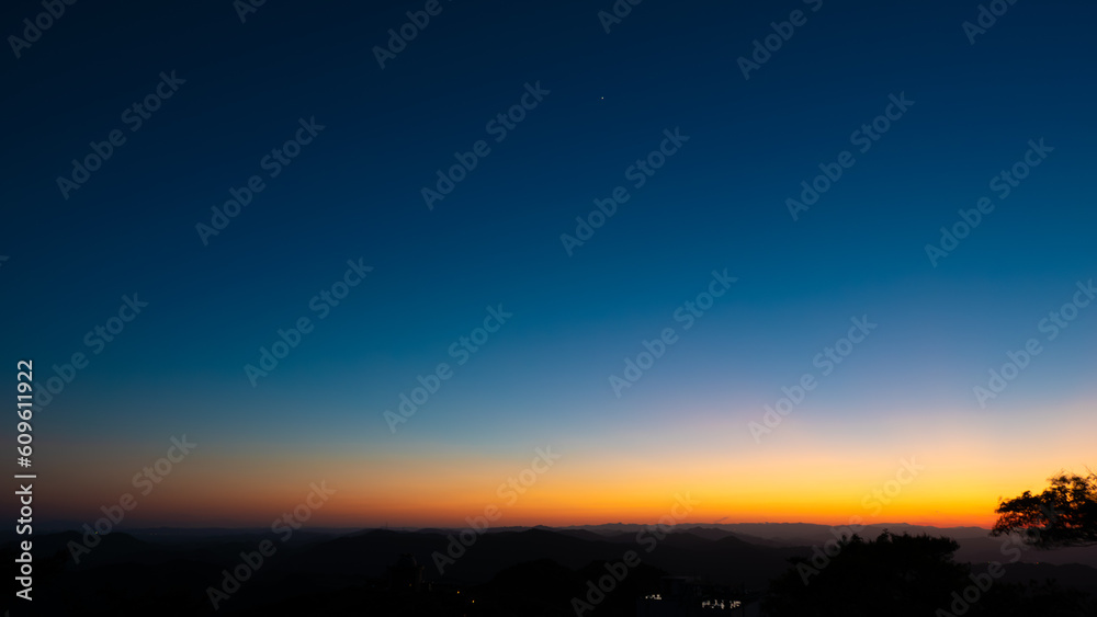 山頂から見る金星と夕焼け