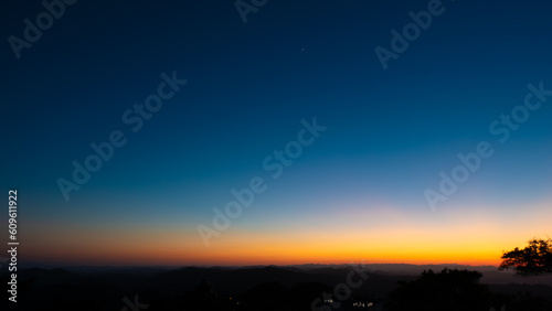 山頂から見る金星と夕焼け