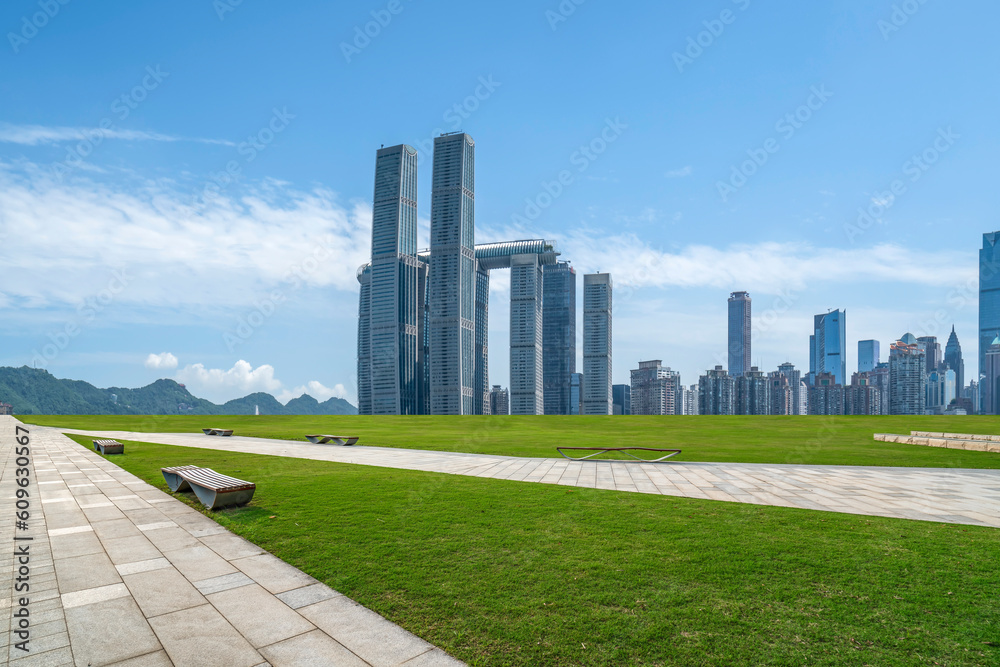 Obraz premium Empty square and cityscape skyline