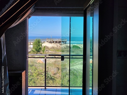 janela com vista para o mar