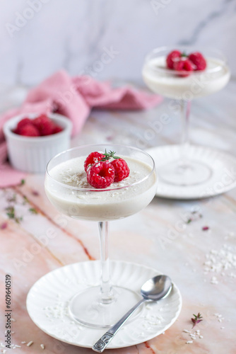 Kokosmilch Panna Cotta mit Himbeeren