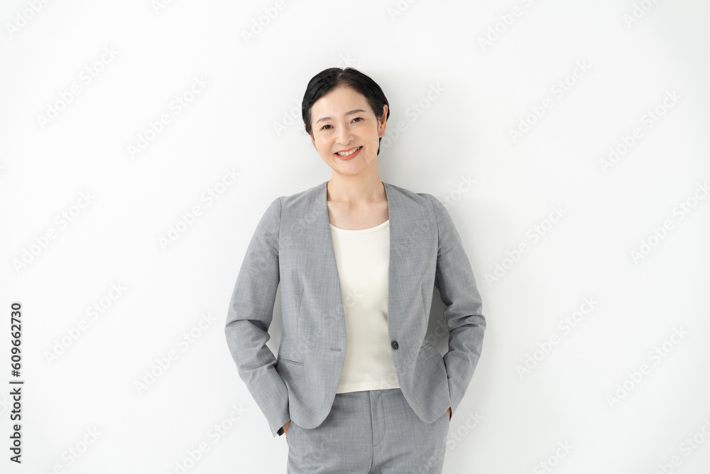 スーツ姿の女性　ポートレート