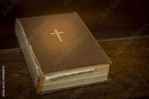 Εκτύπωση καμβά Bible on the church bench