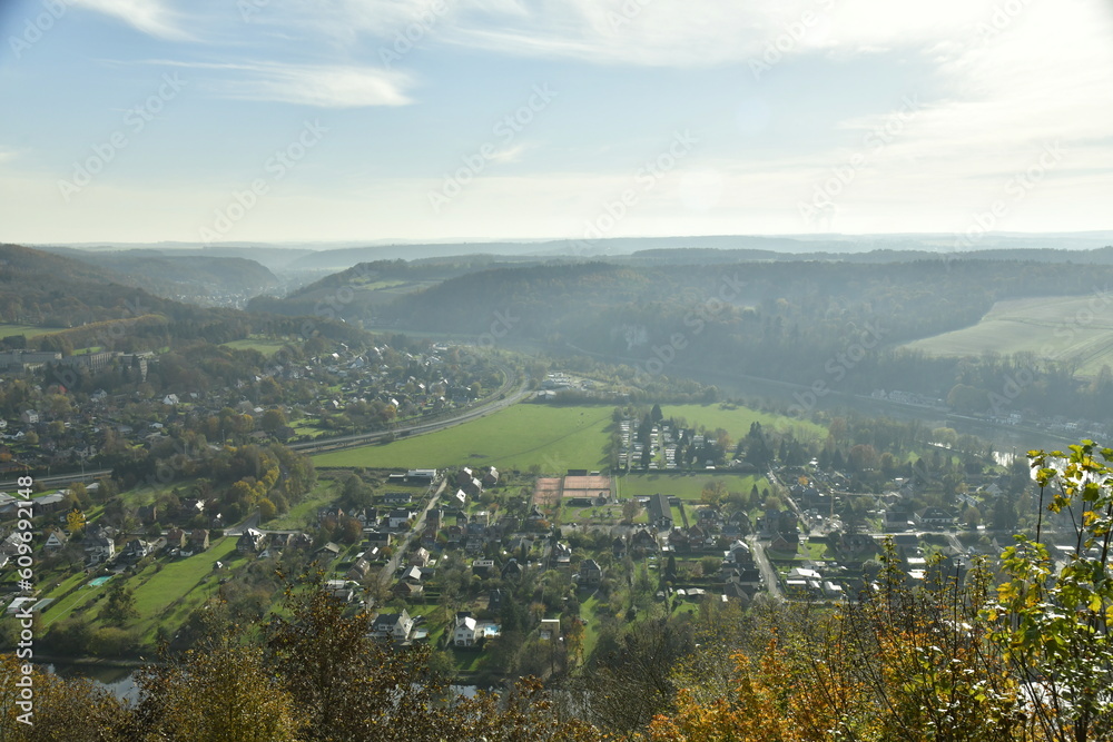 La vallée verdoyante de la Meuse avec ses méandres dans un environnement bucolique en automne sous la brume en voie de dissipation à Profondeville au sud de Namur 