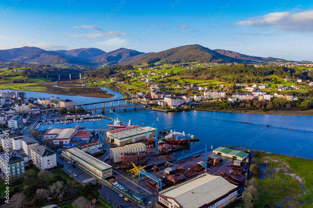 Navia, Asturias
Barcos -  Pescadería 
Creación de Barcos -Astillero
Papeleria - Fabrica de Papel 
Norte de España
