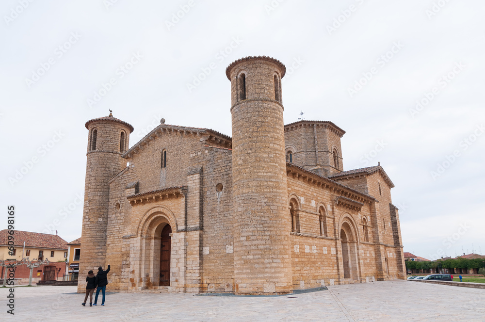 Vista de la iglesia románica de Frómista, Palencia, en el camino de Santiago, ejemplo de arquitectura románica.