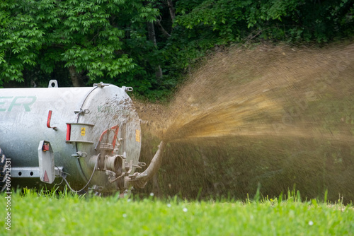 Foto Spreading liquid manure . Gülle ausbringen