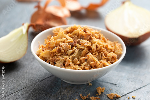 Tableau sur toile Crispy Fried onions flakes in white bowl.