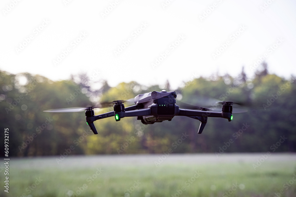 Rehkitzrettung - Drohne mit Wärmekamera fliegt am frühen Morgen die Wiese ab.