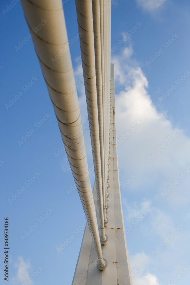 Edificio moderno,puente colgante en la ciudad de valencia Edificio moderno,puente colgante en la ciudad de valencia