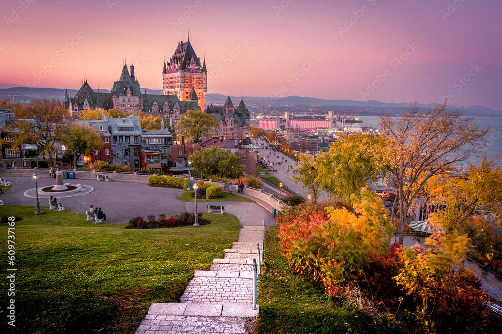 Obraz premium Quebec, City, Quebec, Canada: Fairmont Le Chateau Frontenac castle at sunset, scenic view from Pierre-Dugua-DE-Mons Terrace 