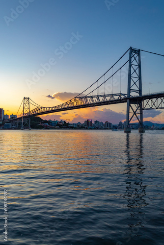  Florianópolis ao fundo a Ponte Hercílio Luz refletindo no mar, Florianopolis, Santa Catarina, Brasil